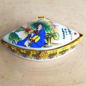 Vintage Asian Design Porcelain Petite Hinged Box Trinket/Pill